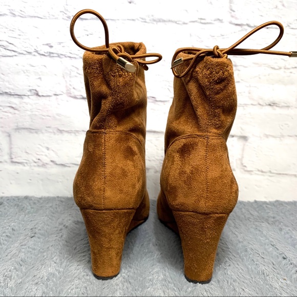NWOB Womens Chinese Laundry tan wedge booties - Picture 3 of 4